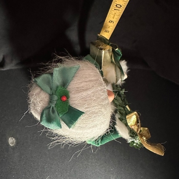 Byer’s choice,‎ 2006 Irish Saint Patrick caroler Victorian lady wreath presents - Picture 7 of 10